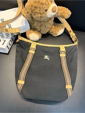 Authentic Burberry canvas messenger bag great condition！